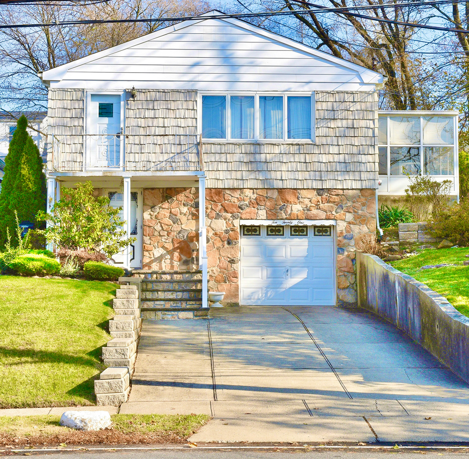 Deniz and Ron celebrating at the front door of their new home in Rosebank, Staten Island, after a successful home purchase with Holly’s Staten Island Buzz Realty.